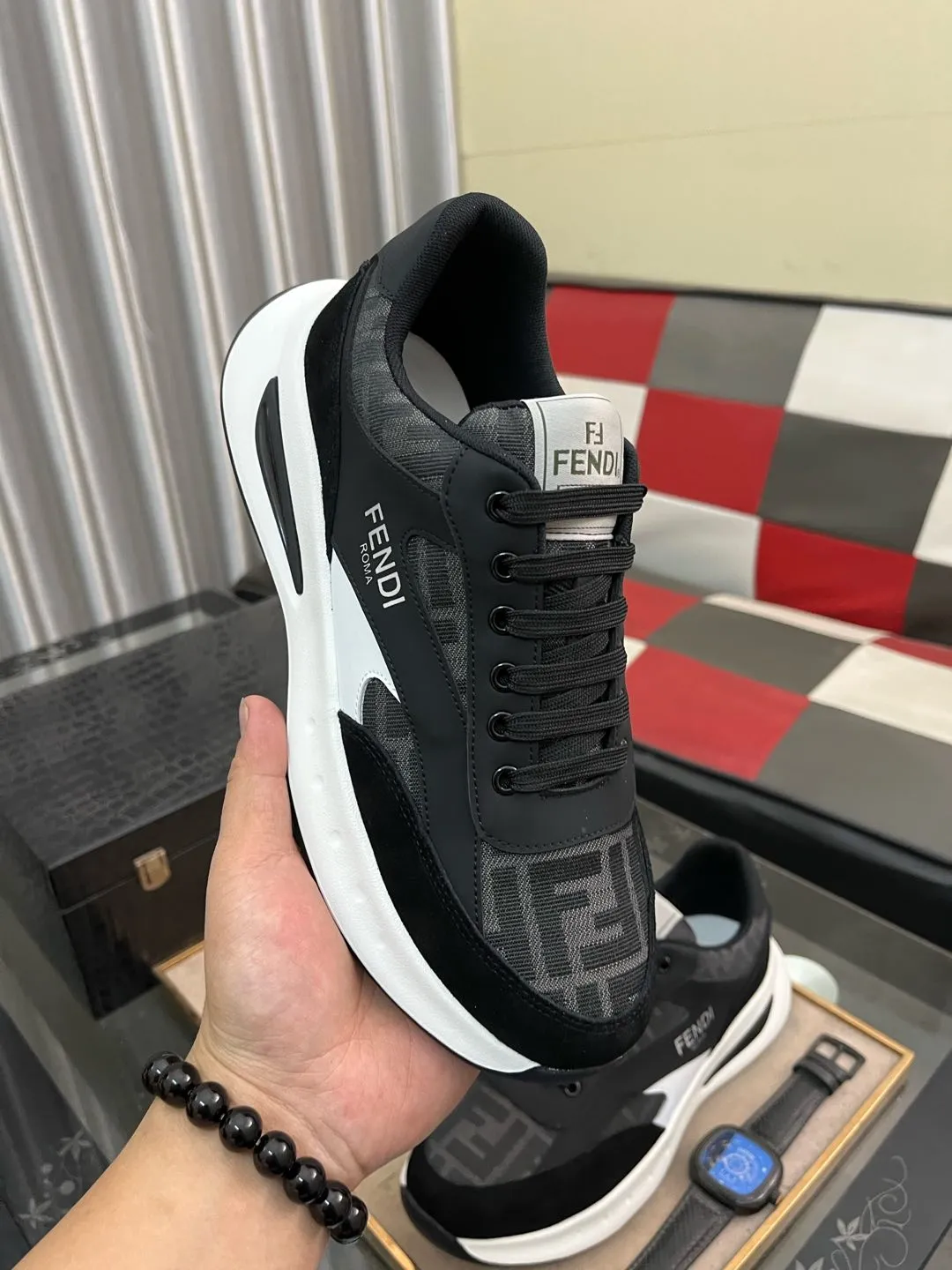 Men's Men's Shoes💰440⌚️⌚️[fendi] Fendi's classic and comfortable men's, this complex sneaker is made of soft calfskin➕genuine leather lining➕original ultra-light rubber material with rough outsole. This unique light style is suitable for the casual and refined sensibility of this season. It is comfortable and natural on the feet. It is an everyday style for casual travel in autumn and winter! 38−443️⃣colors available